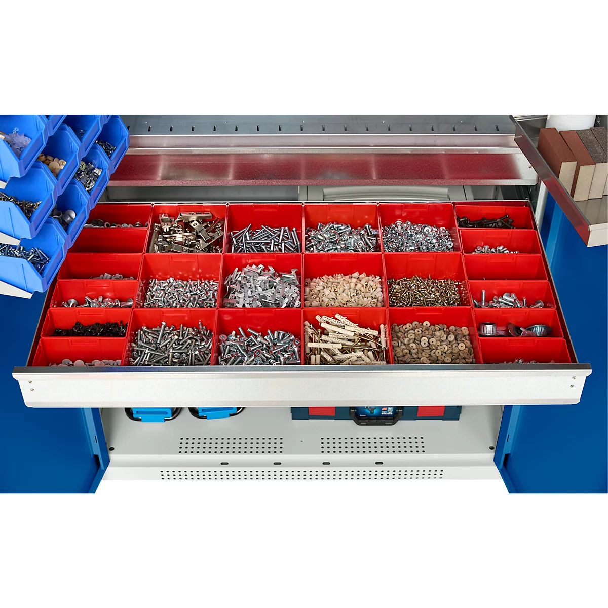Schäfer Shop Genius materiaalkast FS, 5 OH, afsluitbaar, geperforeerde roosterwanden/2 laden/2 legborden, tot 450 kg, B 1055 x D 520 x H 1950 mm, lichtgrijs/enzianblauw + gratis inzetbakset-24 st.