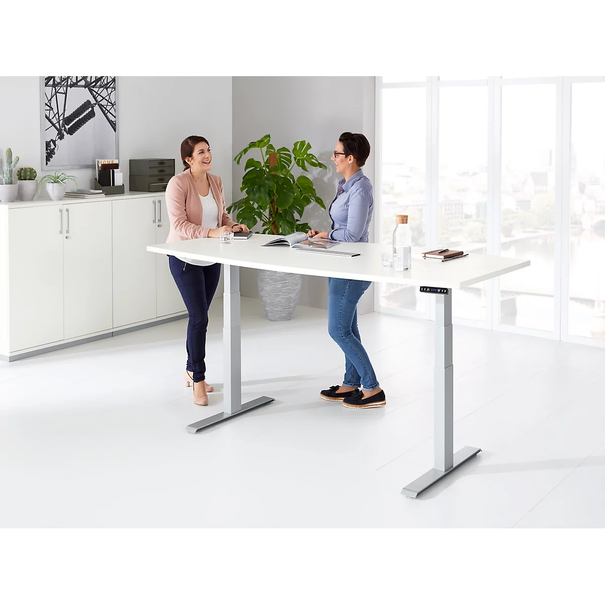 Schäfer Shop Genius Mesa de conferencias MODENA FLEX, conexión de 6 vías, regulable eléctricamente en altura, barco, pie en T, ancho 2000 x alto 645-1290 mm, aluminio blanco/blanco 