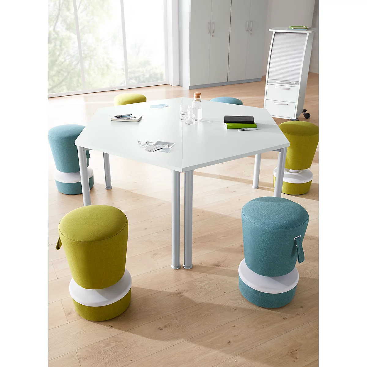 Schäfer Shop Genius Mesa de reuniones MODENA FLEX, ajustable en altura, forma trapecial, 4 patas de tubo redondo, An 1600 x P 800 mm, gris luminoso