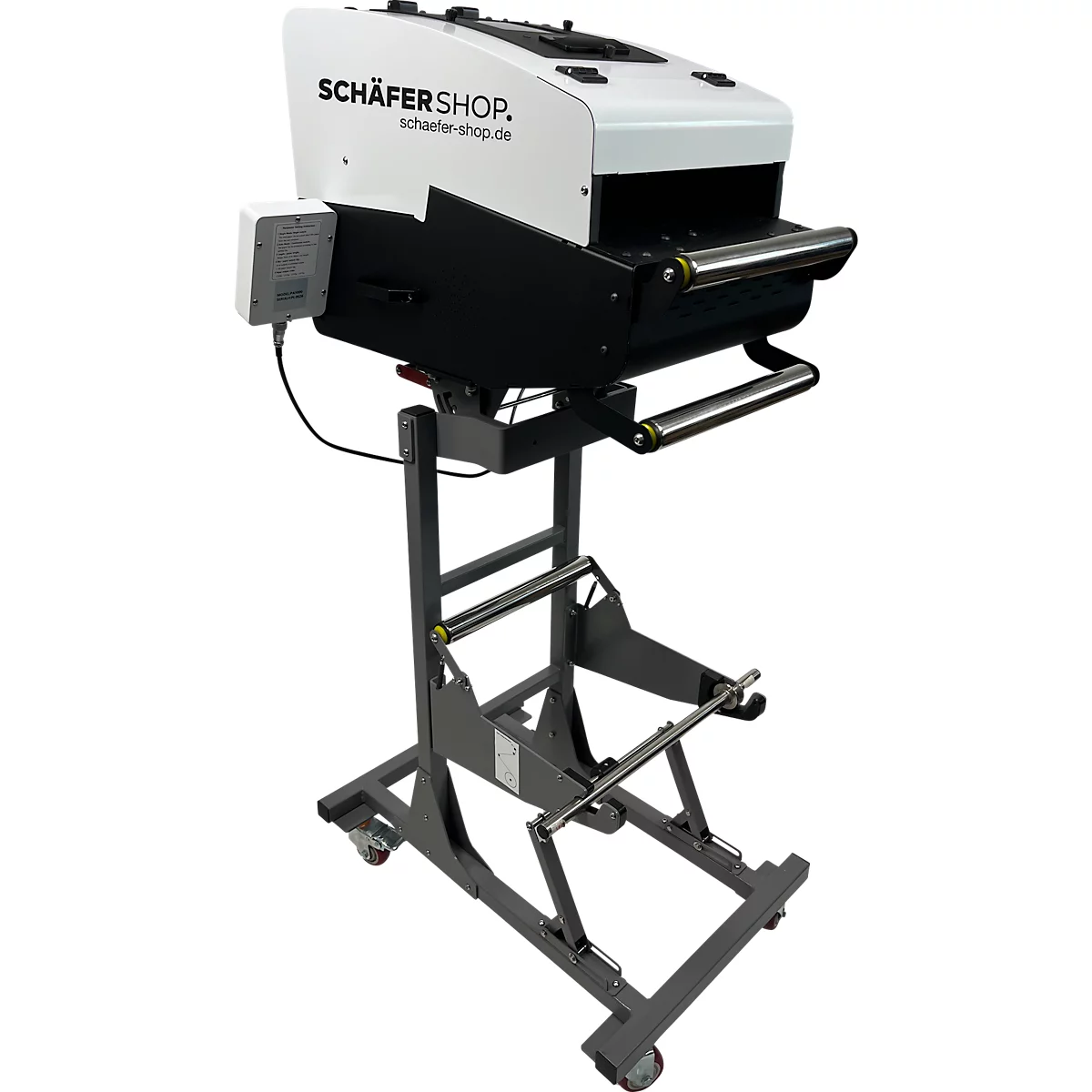Verpakkingsmachine van Schäfer Shop, wit en zwart, op een rolwagen. Belettering.