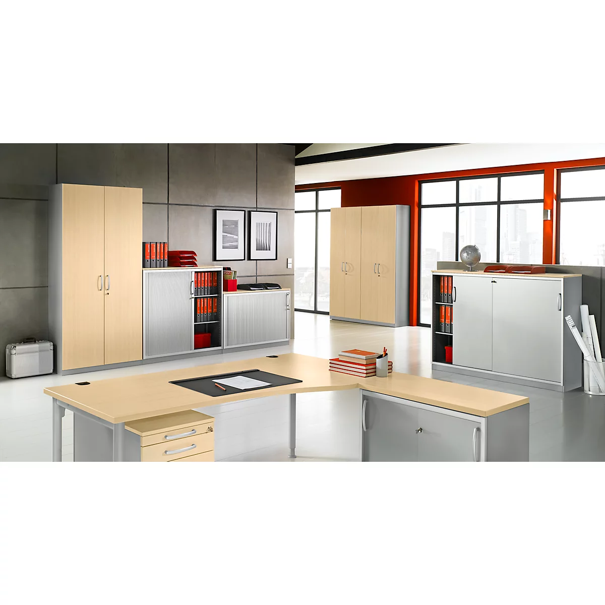 Büro mit Schreibtisch, Aktenschränken und Dekoration. Helle Holzmöbel kontrastieren mit grauen Metallschränken.