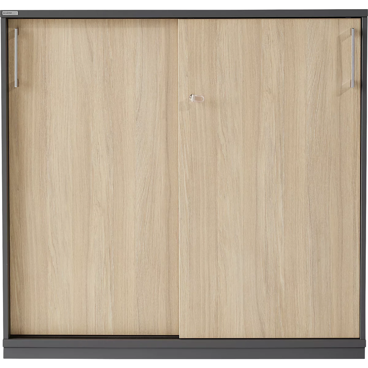 Schrank mit zwei Schiebetüren aus hellem Holz. Griffe aus Metall. Dunkler Rahmen.