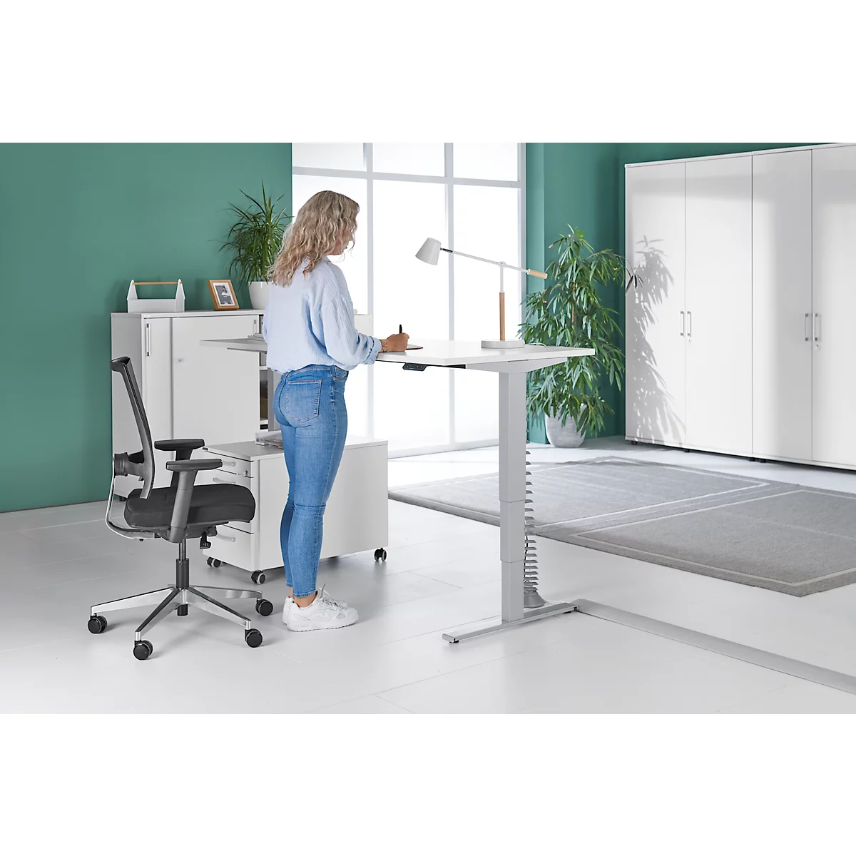 Schäfer Shop Genius Schreibtisch AERO FLEX, elektrisch höhenverstellbar, Rechteck, T-Fuß, B 1600 x T 800 x H 620-1280 mm, weiß/weißalu