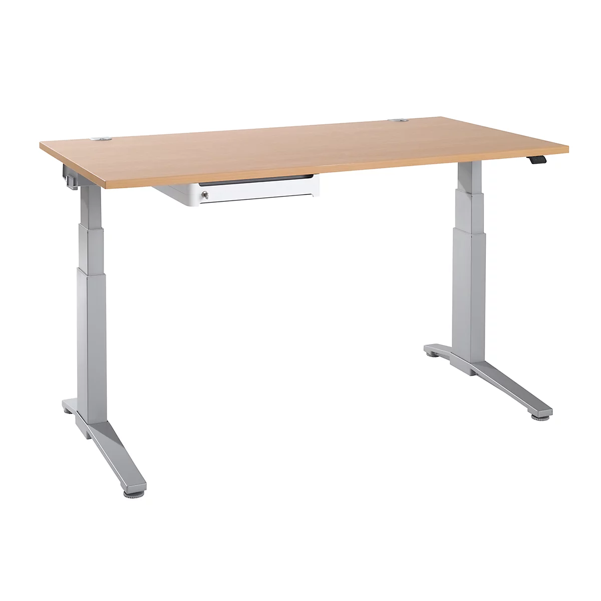 Ein höhenverstellbarer Schreibtisch mit Holzplatte und silbernen Beinen. Unter der Platte befindet sich eine weiße Ablage.