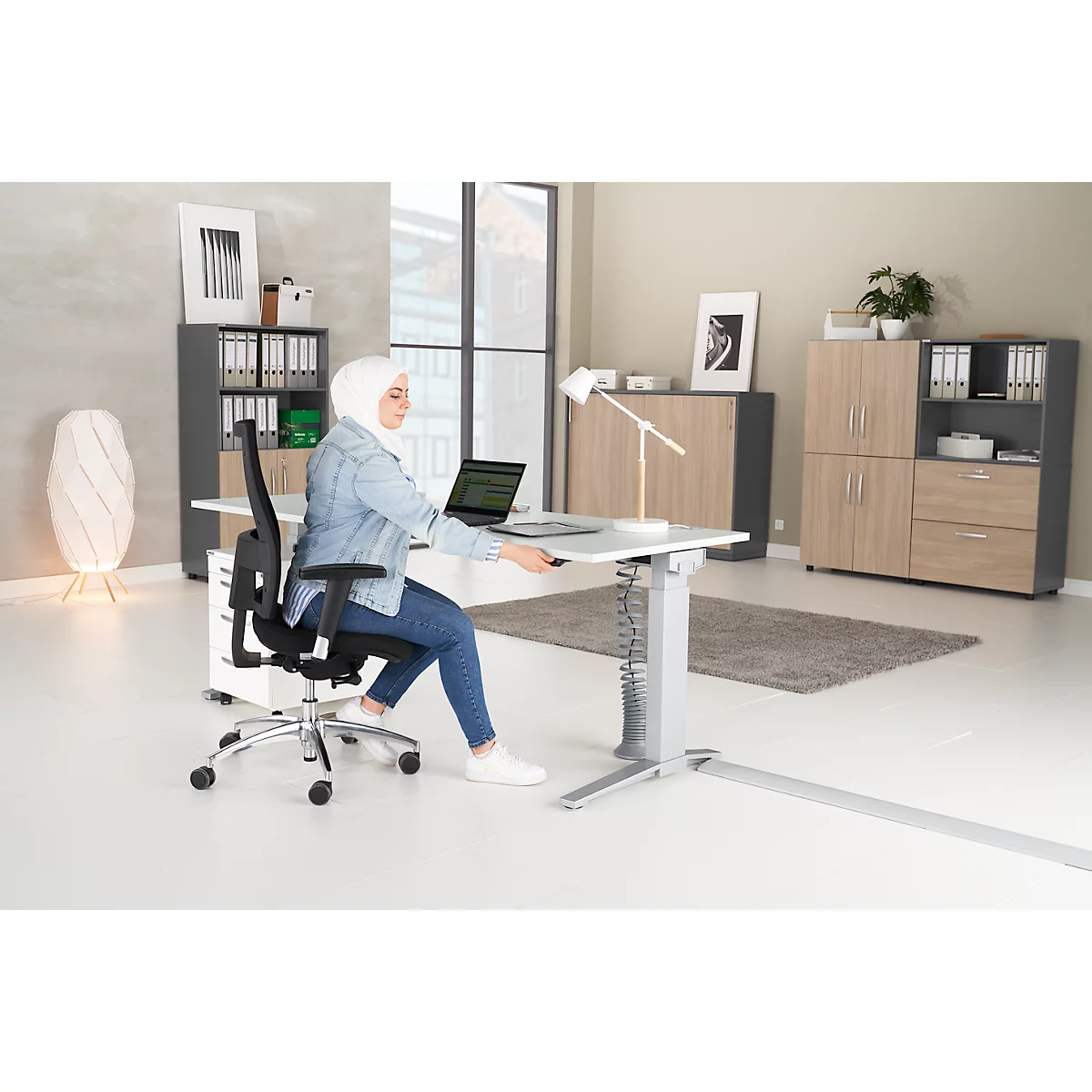 Schäfer Shop Genius Schreibtisch PLANOVA ERGOSTYLE, elektrisch höhenverstellbar, Rechteck, C-Fuß, B 2000 mm, lichtgrau/weißalu 