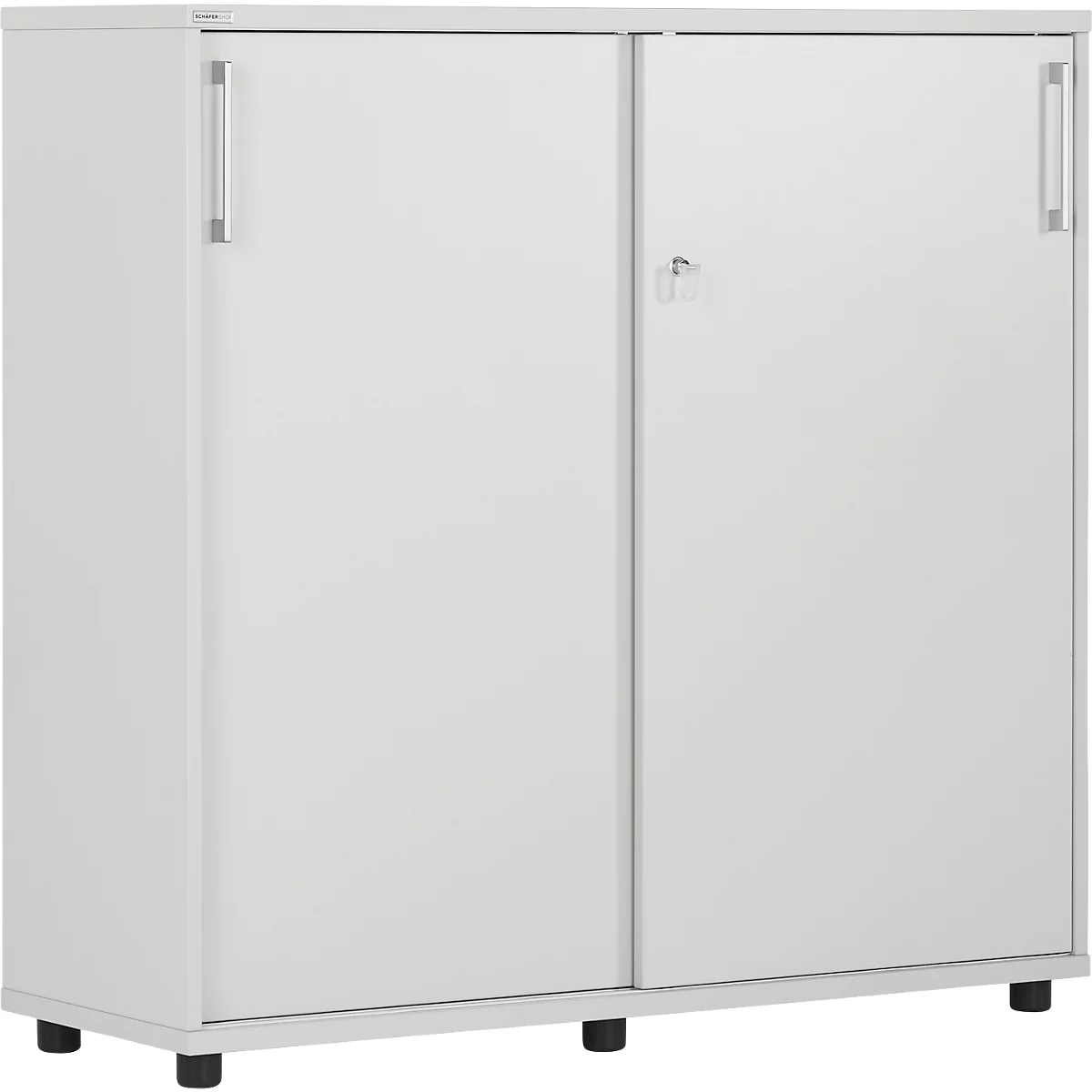 Witte kast met schuifdeuren, zilveren handgrepen en een sleutelgat.