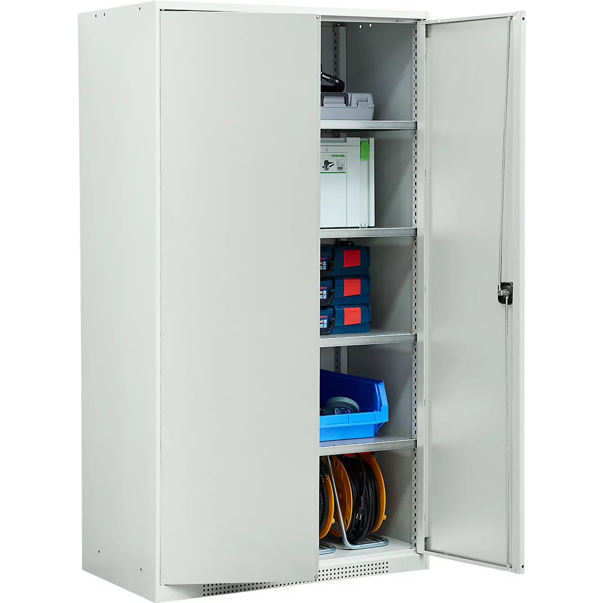 Grauer Werkzeugschrank mit geöffneter Tür. Regale sind mit Werkzeugen und Zubehör gefüllt.