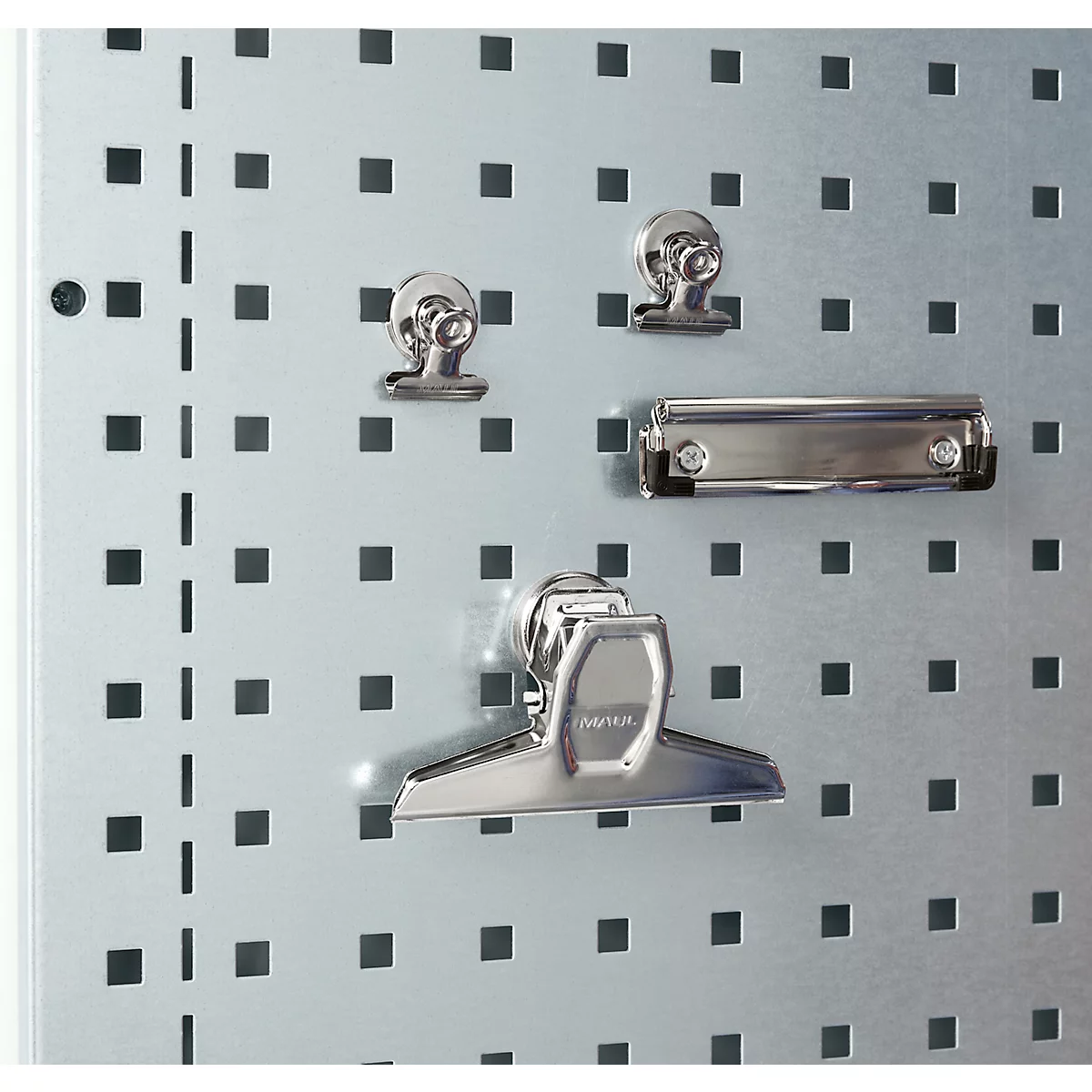 Grijze pegboard met zilveren paperclips en een klembord clip.
