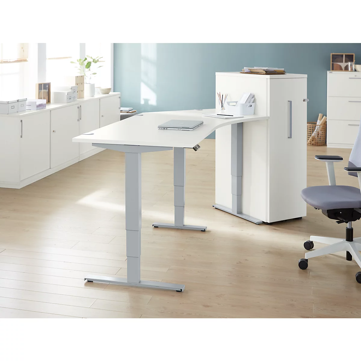 Schäfer Shop Genius Winkelschreibtisch AERO FLEX, elektrisch höhenverstellbar, 135° Winkel rechts, B 2165 mm, weiß/weißalu + Memorypanel
