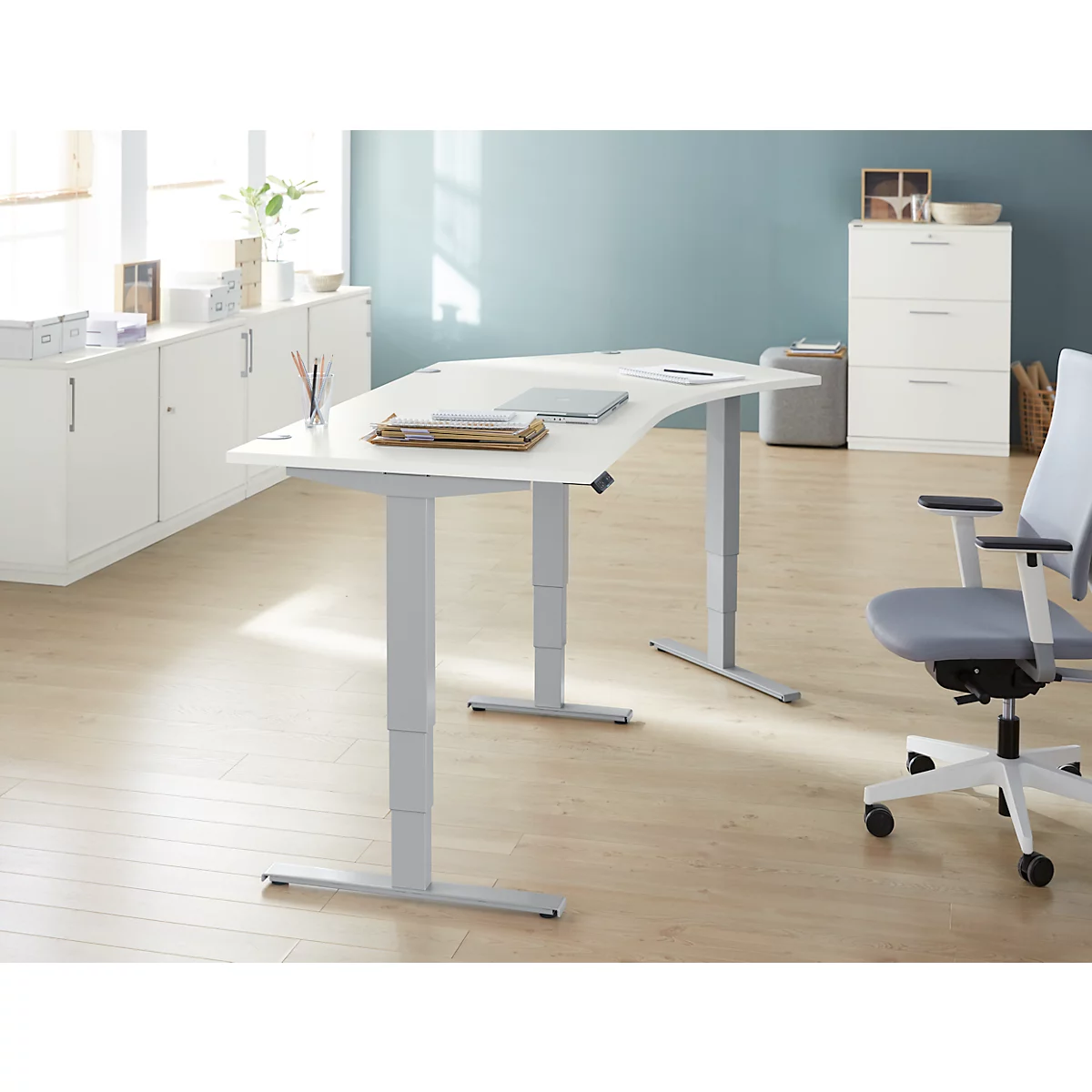 Schäfer Shop Genius Winkelschreibtisch AERO FLEX, elektrisch höhenverstellbar, 135° Winkel rechts, B 2165 mm, weiß/weißalu + Memorypanel