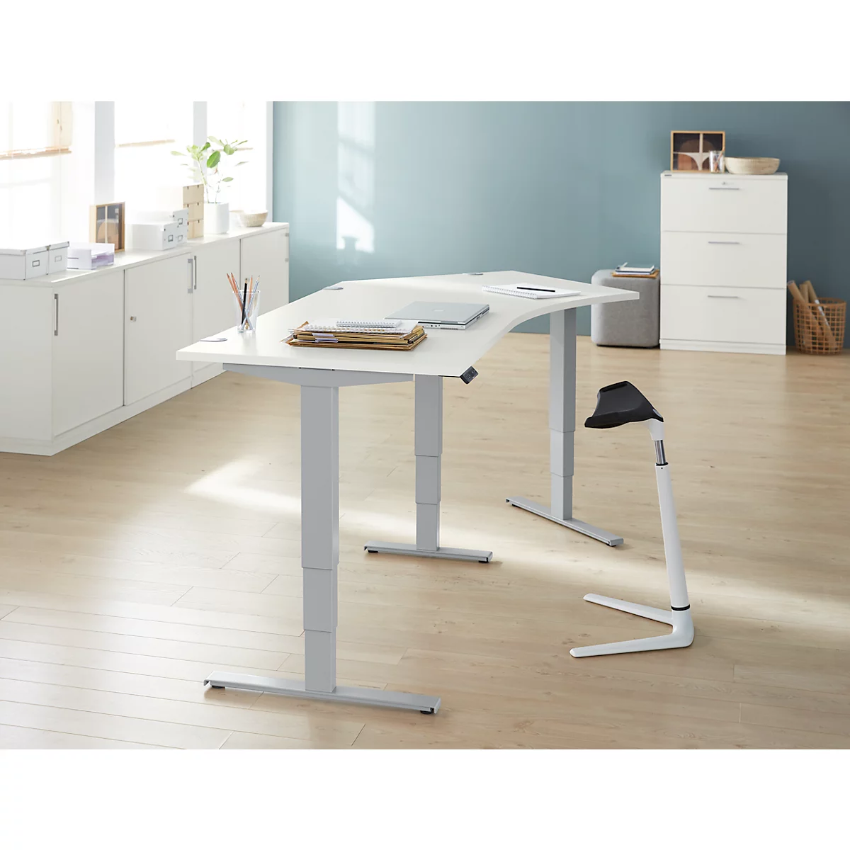 Schäfer Shop Genius Winkelschreibtisch AERO FLEX, elektrisch höhenverstellbar, 135° Winkel rechts, B 2165 mm, weiß/weißalu + Memorypanel
