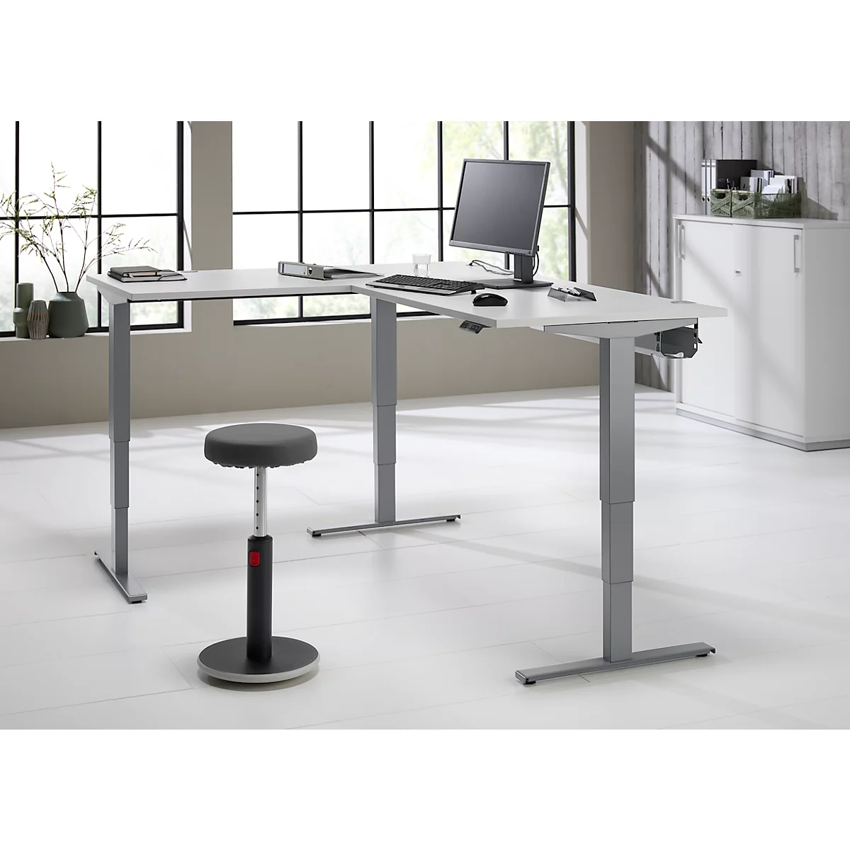 Schäfer Shop Genius Winkelschreibtisch AERO FLEX, elektrisch höhenverstellbar, 90° Winkel, C-Fuß, B 2000 x T 1600 mm, lichtgrau/weißaluminium, Memorypanel + Kabelkanal