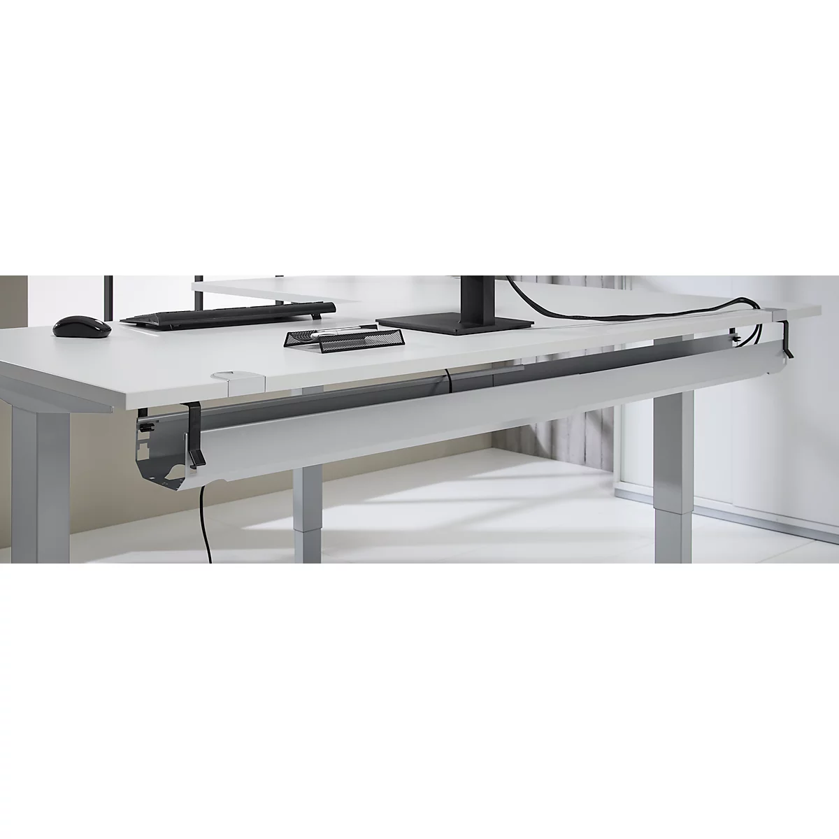 Schäfer Shop Genius Winkelschreibtisch AERO FLEX, elektrisch höhenverstellbar, 90° Winkel, C-Fuß, B 2000 x T 1600 mm, lichtgrau/weißaluminium, Memorypanel + Kabelkanal