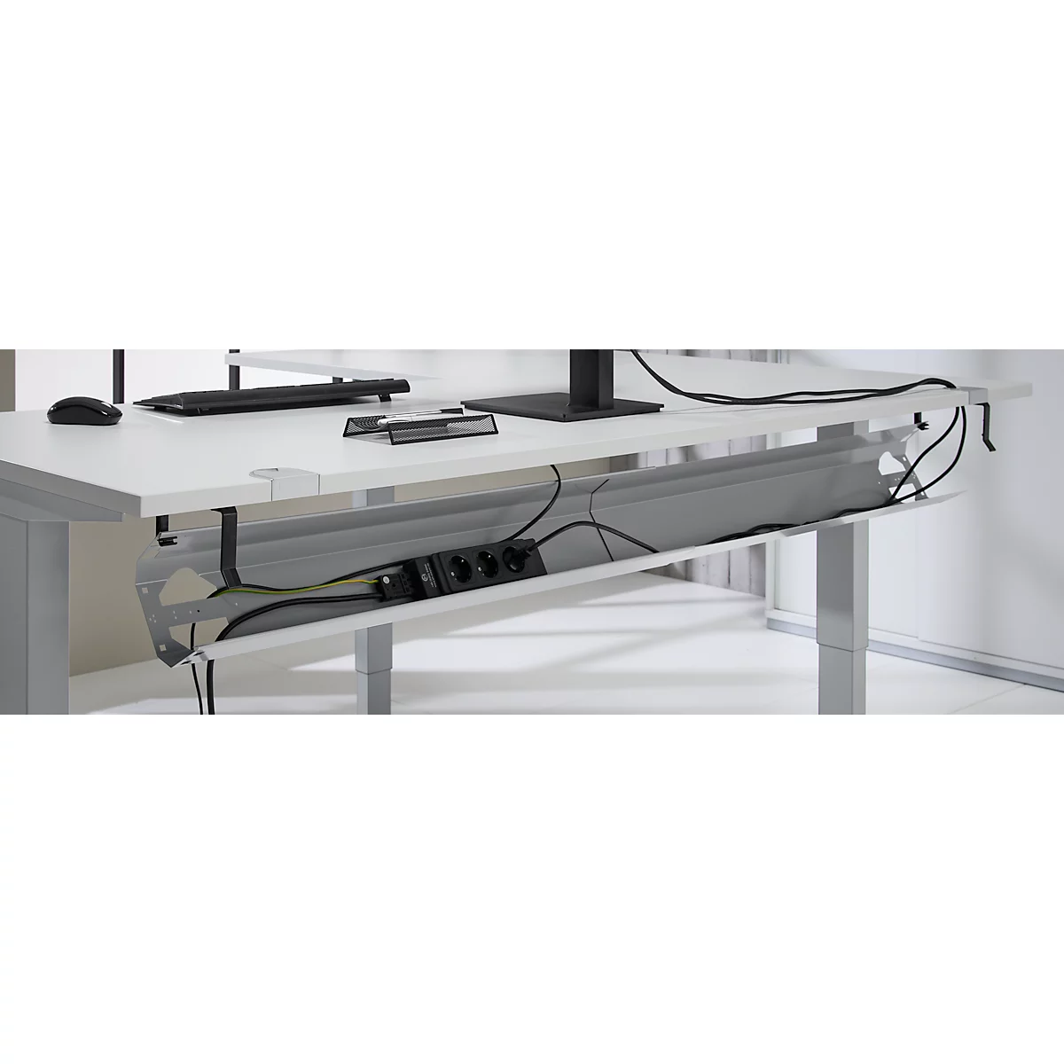 Schäfer Shop Genius Winkelschreibtisch AERO FLEX, elektrisch höhenverstellbar, 90° Winkel, C-Fuß, B 2000 x T 1600 mm, lichtgrau/weißaluminium, Memorypanel + Kabelkanal