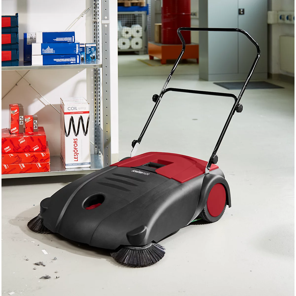 Schäfer Shop Pure Balayeuse manuelle, capacité de balayage 3200 m²/h, jusqu'à 30 l, L 1130 x l 850 x H 860/910/960 mm, noir/rouge