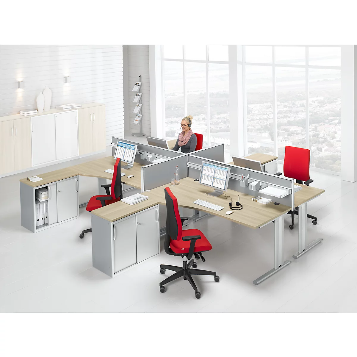 Schäfer Shop Pure Bureau PLANOVA BASIC, forme libre, approche à gauche, pied en C, L 1800 x P 1000/800 x H 717 mm, chêne/alu blanc + passage de câbles