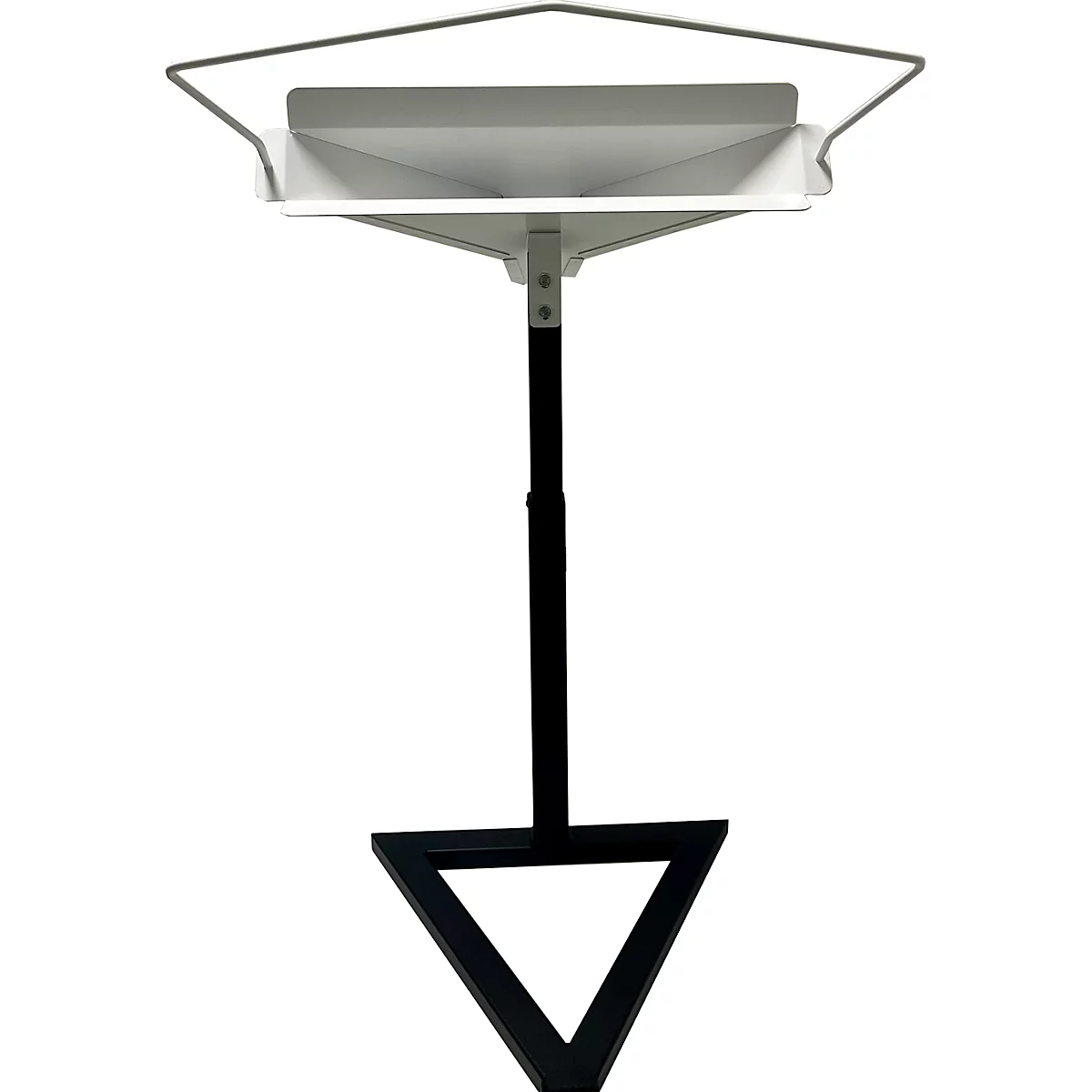 Une étagère triangulaire blanche avec un support noir et une base triangulaire. Il y a un cintre gris en haut.