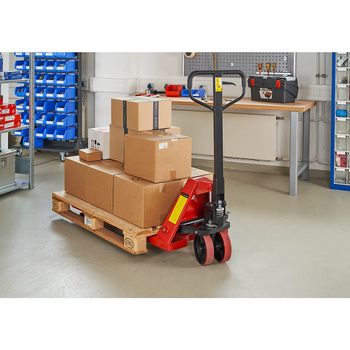 Schäfer Shop Pure Gabelhubwagen, manueller Hubantrieb, Tragkraft bis 2000 kg, Lenk- & Gabelrollen, L 1550 x B 540 x H 1230 mm, rot