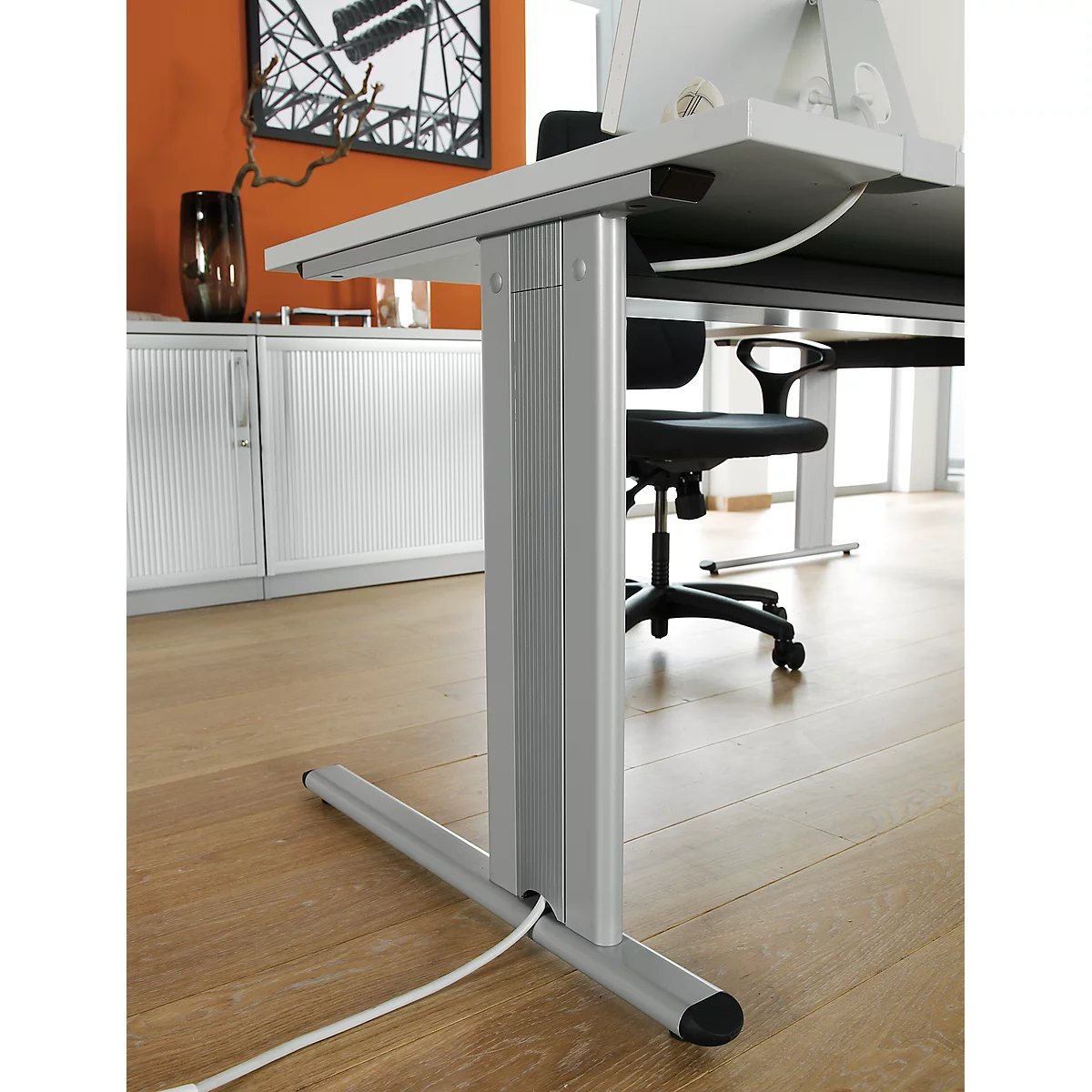 Schäfer Shop Pure Juego de muebles de oficina de 2 piezas PLANOVA BASIC, escritorio, ancho 1600 mm, aluminio gris claro/blanco, con canal para cables + cajonera móvil 1233