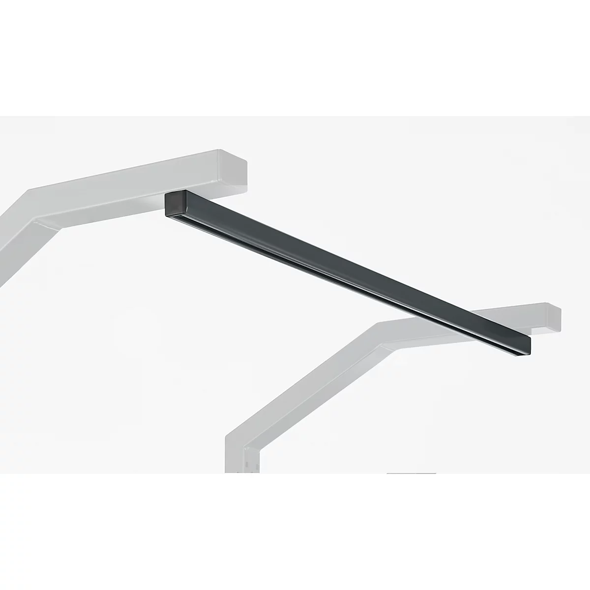 Grijze, rechthoekige balk die diagonaal over de afbeelding loopt. Blijkbaar bevestigd aan lichtgrijze beugels.