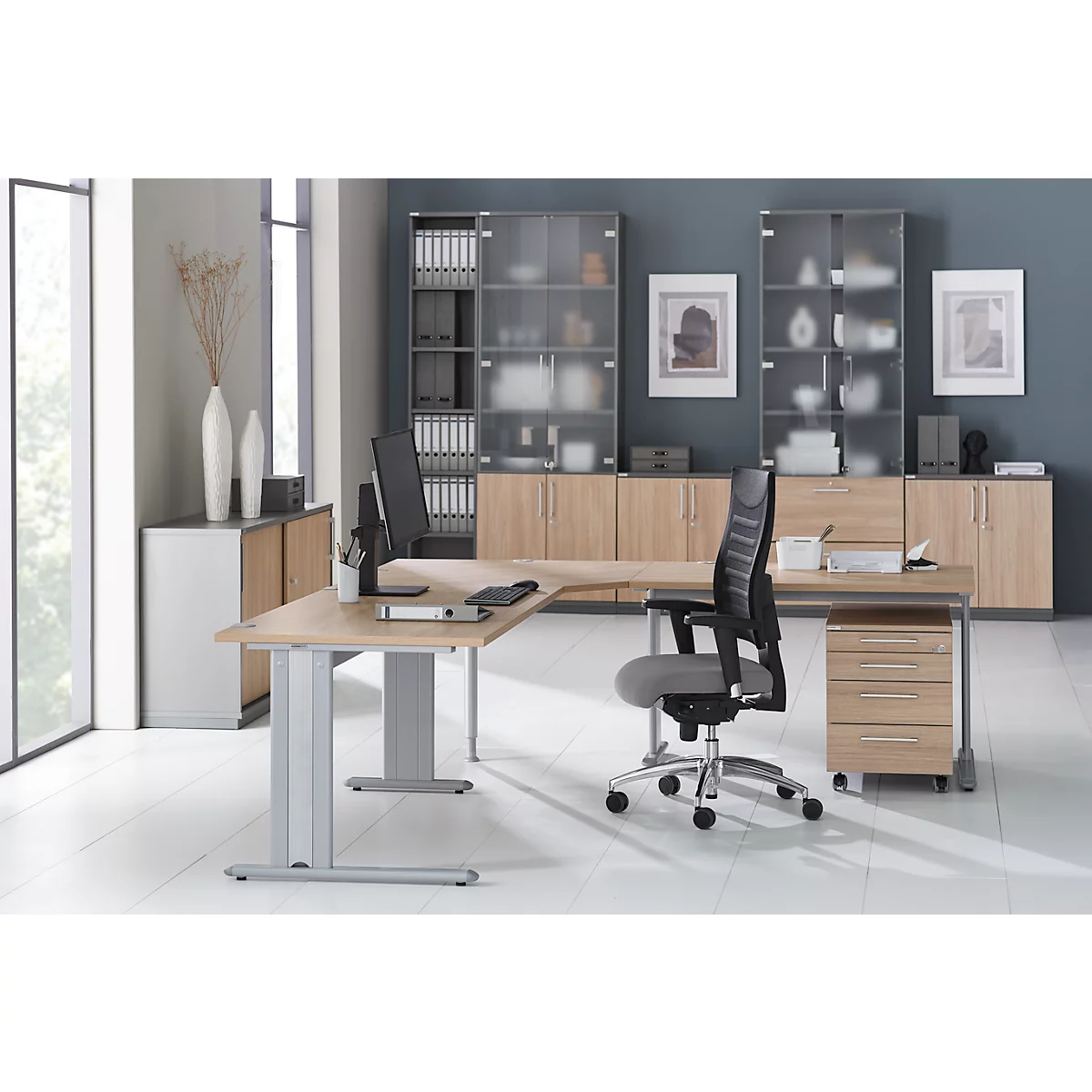 Schäfer Shop Pure Schreibtisch PLANOVA BASIC, Rechteck, C-Fuß, B 1600 x T 800 x H 717 mm, Eiche/weißaluminium + Kabelkanal