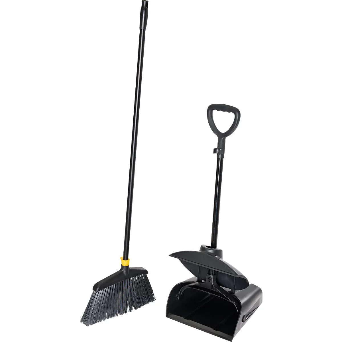 Un ensemble balai et pelle à poussière noirs. Le balai a un long manche. La pelle à poussière est large et a une poignée.