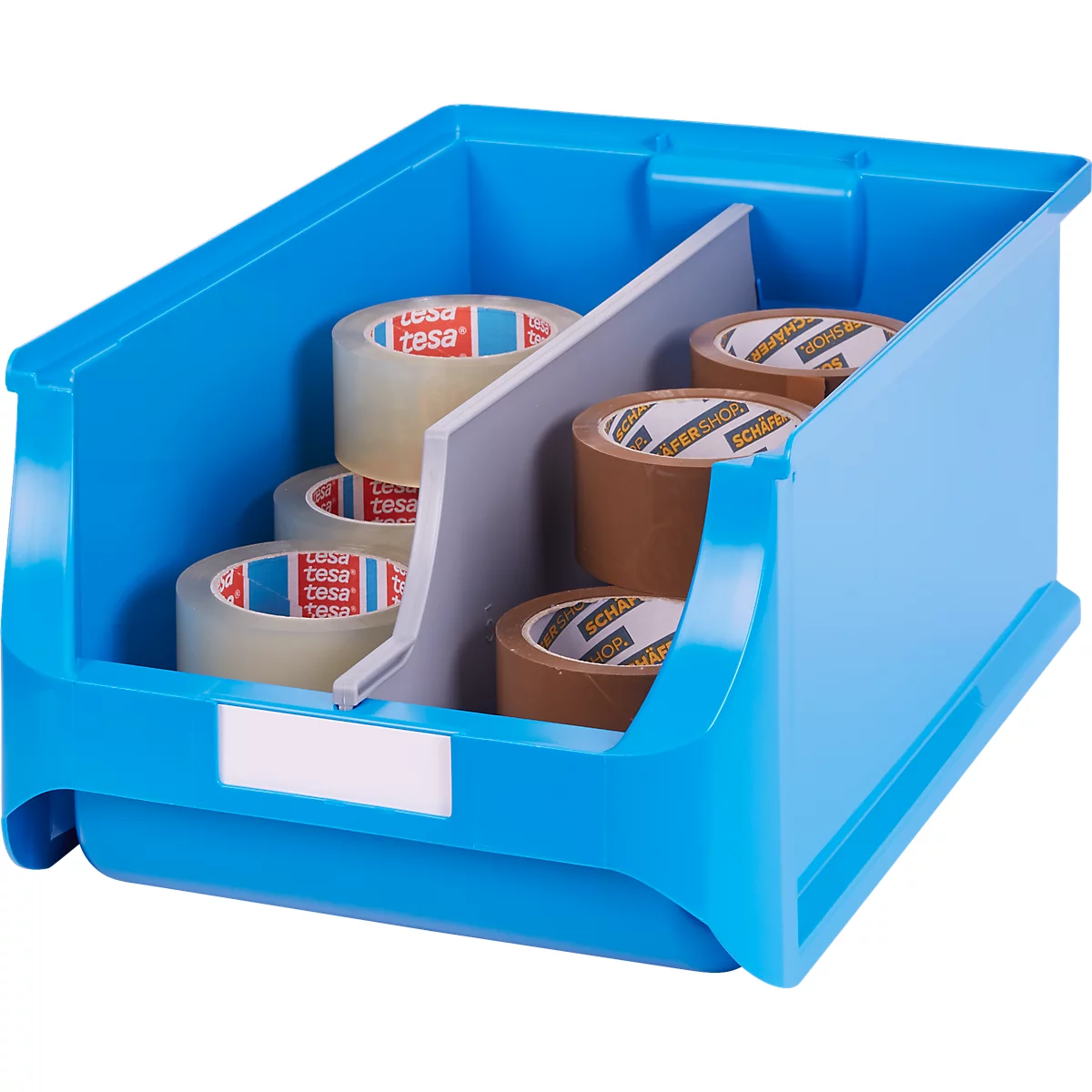 Blaue Sichtlagerbox mit Trennwand, gefüllt mit verschiedenen Klebebandrollen, auf weißem Hintergrund.