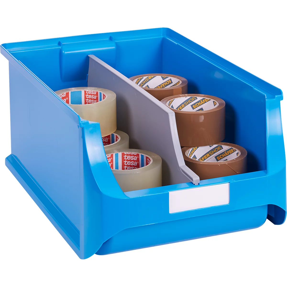 Blaue Sichtlagerbox aus Kunststoff mit Trennwand, gefüllt mit transparenten und braunen Klebebandrollen.