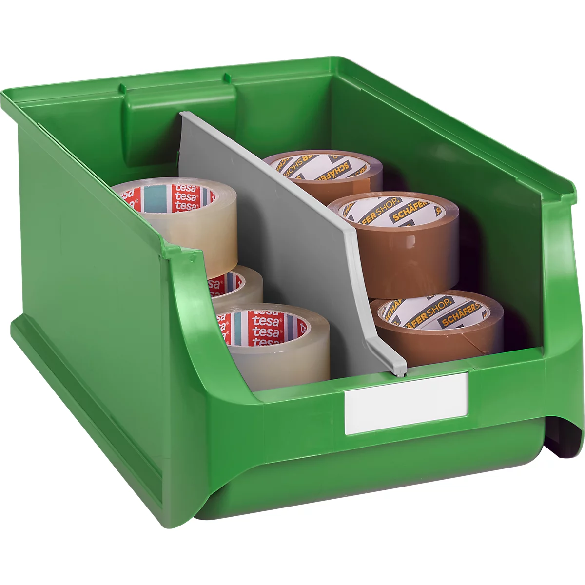 Grüne Sichtlagerbox mit Trennwand, gefüllt mit Klebebandrollen auf weißem Hintergrund.