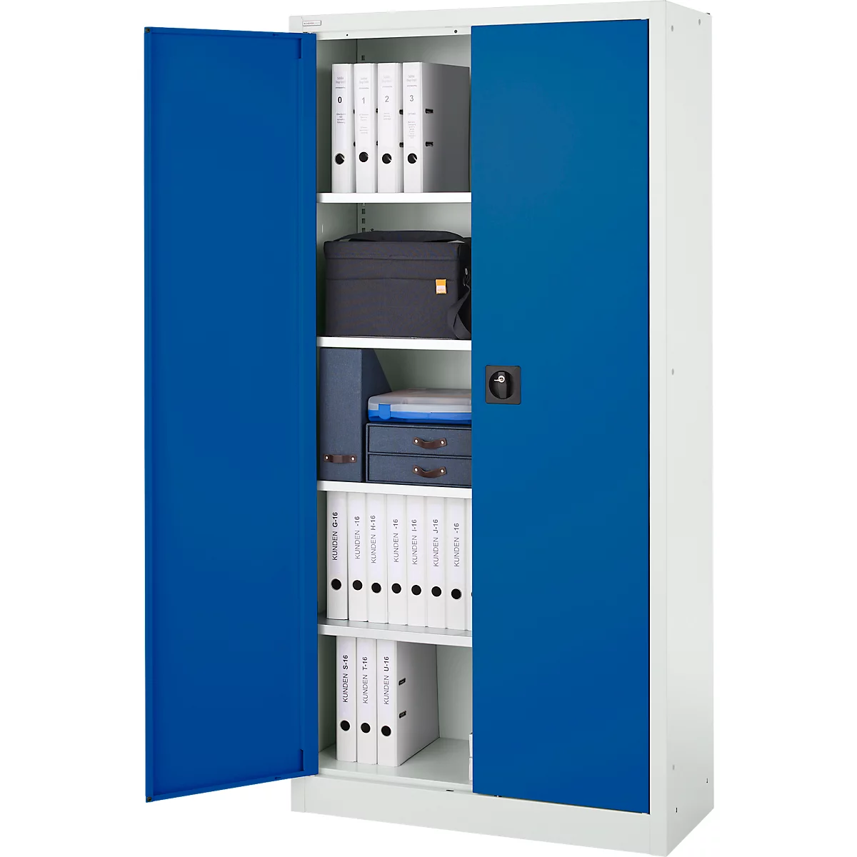 Blauer Stahlschrank, geöffnet. Innen befinden sich Ordner, Boxen und Unterlagen.
