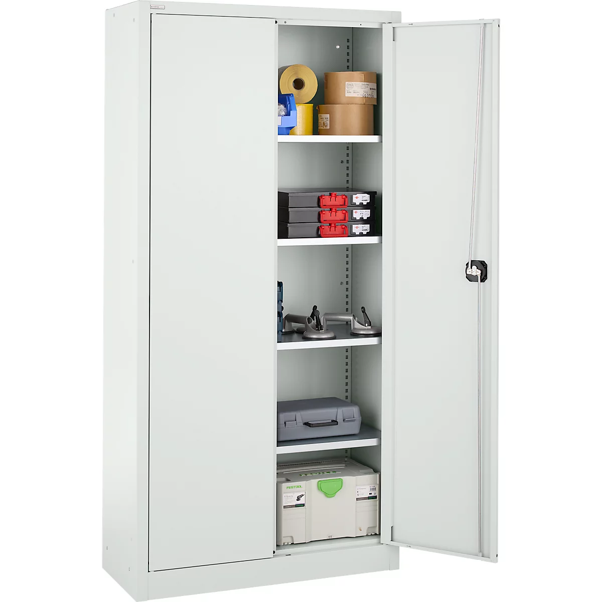 Offener Metallschrank mit Werkzeug und Zubehör. Im Inneren befinden sich Regale mit Boxen, Rollen, Werkzeugkoffern und Werkzeugen.