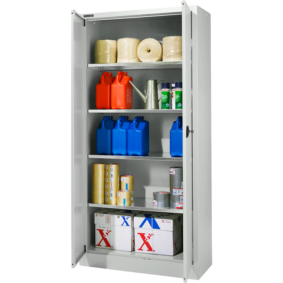 Ein grauer Stahlschrank mit geöffneten Türen, gefüllt mit verschiedenen Objekten, darunter Flüssigkeiten, Schnur und Kartons.