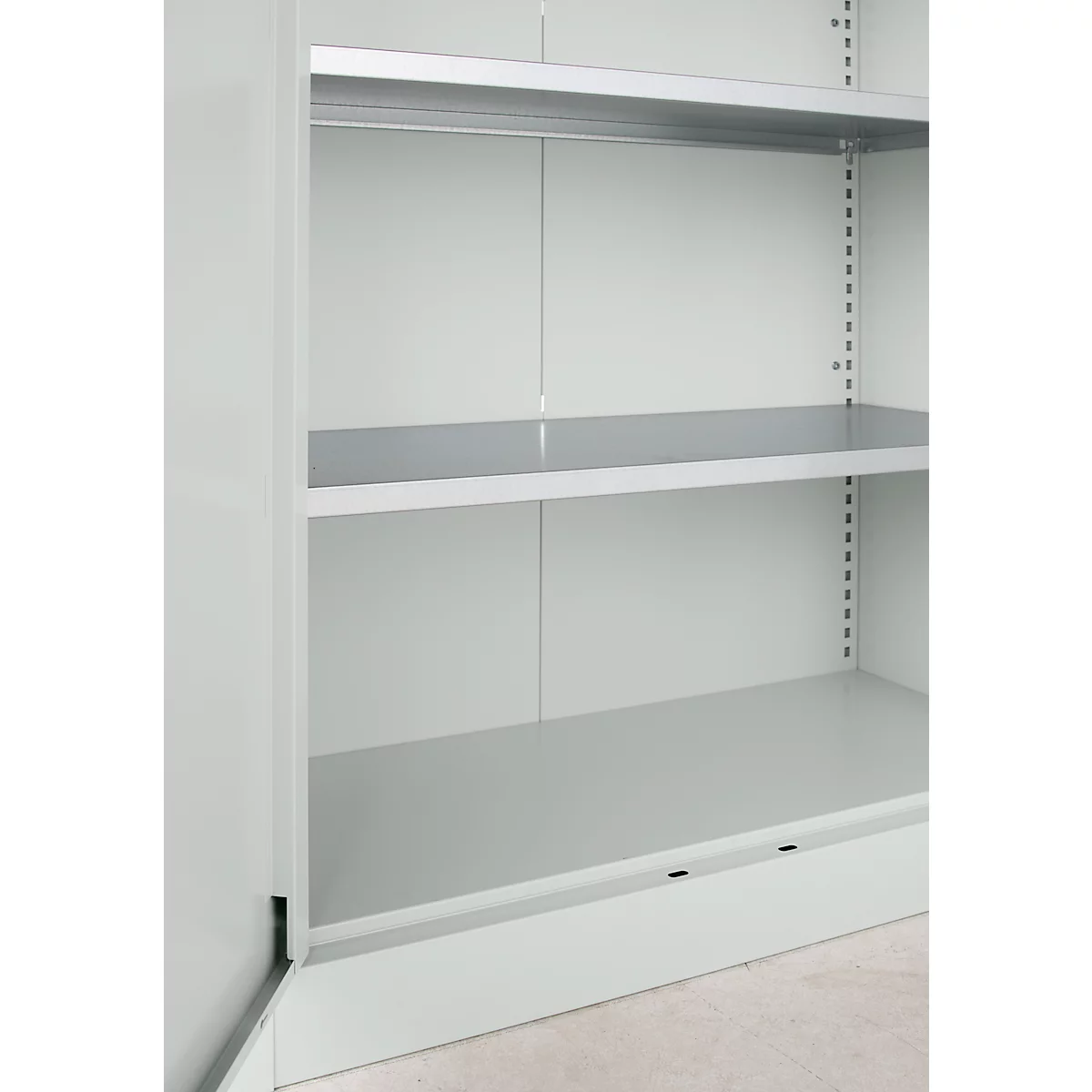 Hellgrauer Schrank von innen. Mehrere Fachböden sind zu sehen.