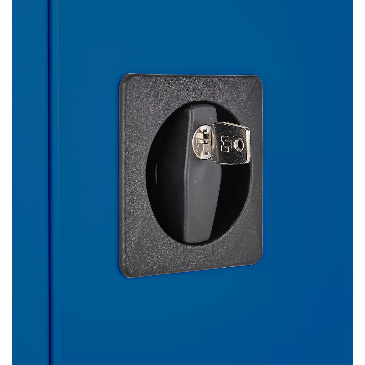 Zwarte deurklink met sleutel in vierkant frame op blauw oppervlak.