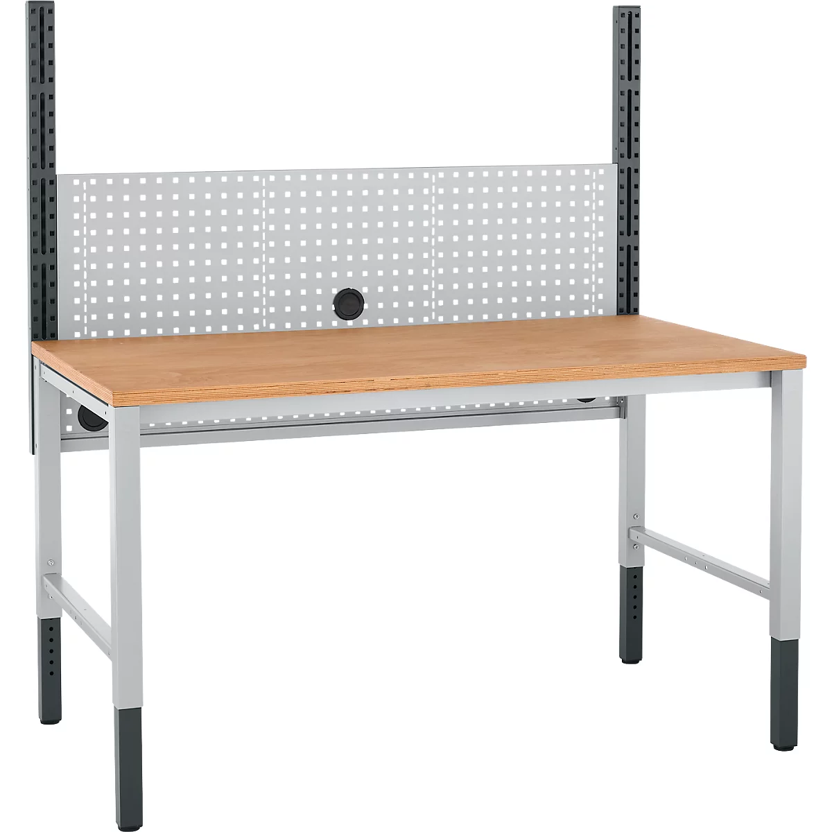 Grijze werkplaats tafel met pegboard en zwarte poten. Achter het tafelblad zijn twee verticale steunen met geperforeerde platen bevestigd.