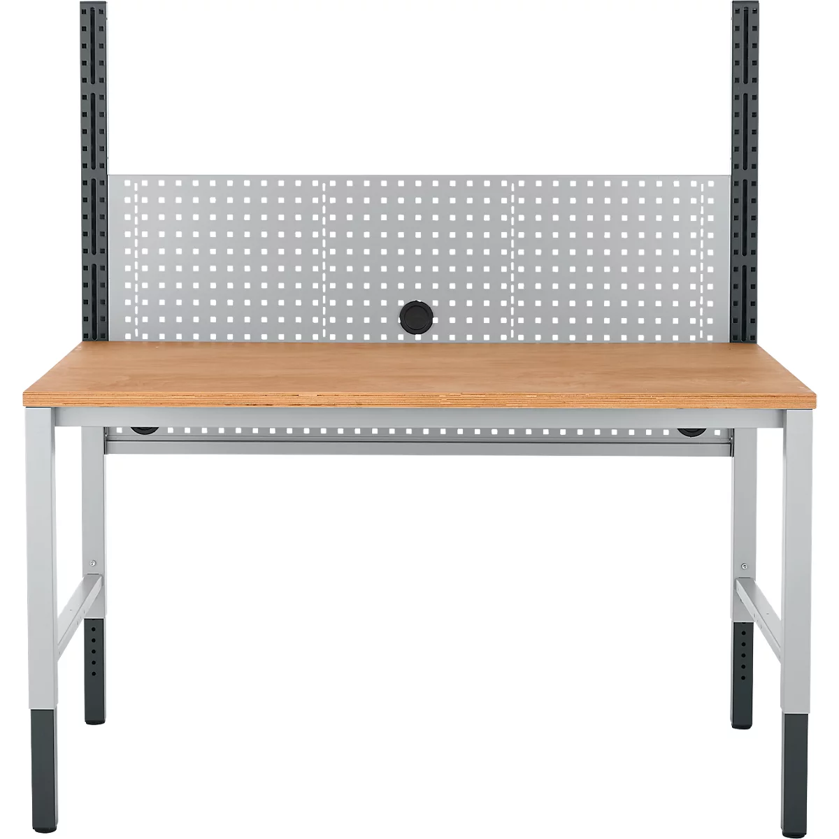 Een witte werkbank met een geperforeerde achterwand tegen een witte achtergrond.