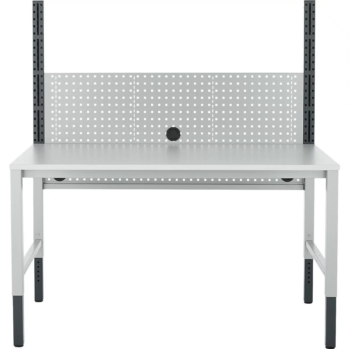 Witte werkbank met pegboard en zwart frame. Op een witte achtergrond.