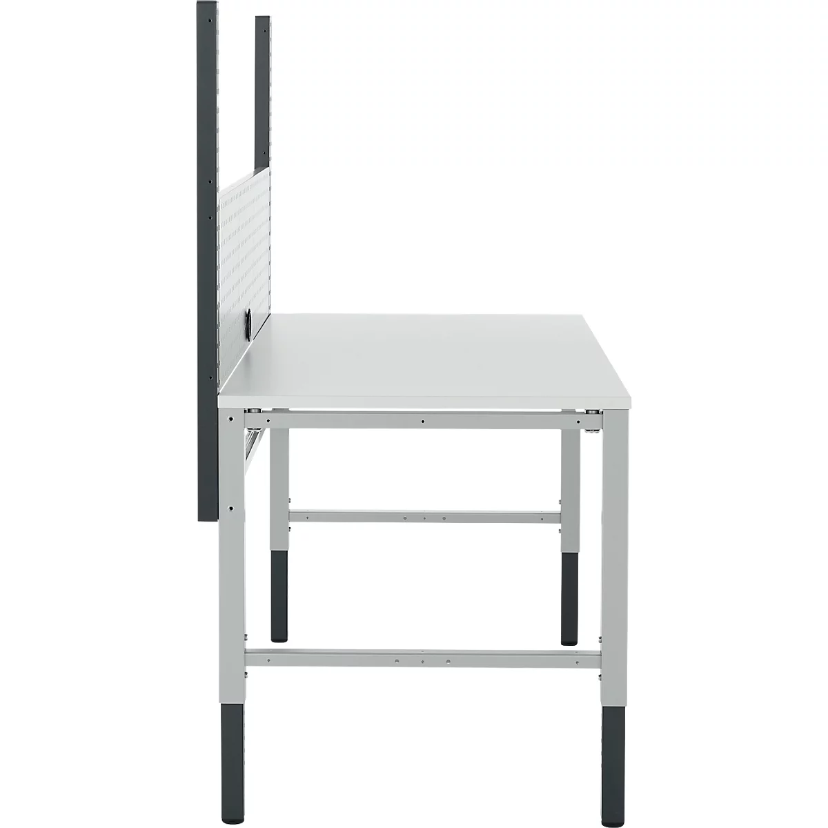 Zijaanzicht van een witte desk met geperforeerde paneel bevestiging. Zwarte poten, wit blad, zwart frame.