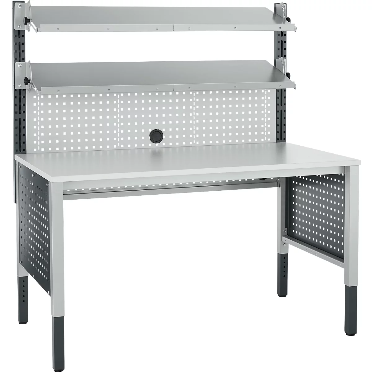 Een witte laboratoriumtafel met geperforeerde panelen aan de achterkant en zijkanten, zwarte poten en twee planken erboven.