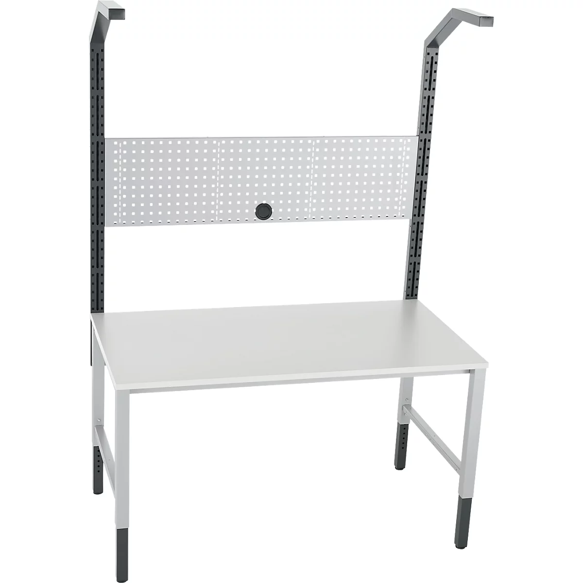 Een witte werktafel met een geperforeerde wand en grijze steunpoten. De geperforeerde wand is bevestigd met een zwarte schroef.