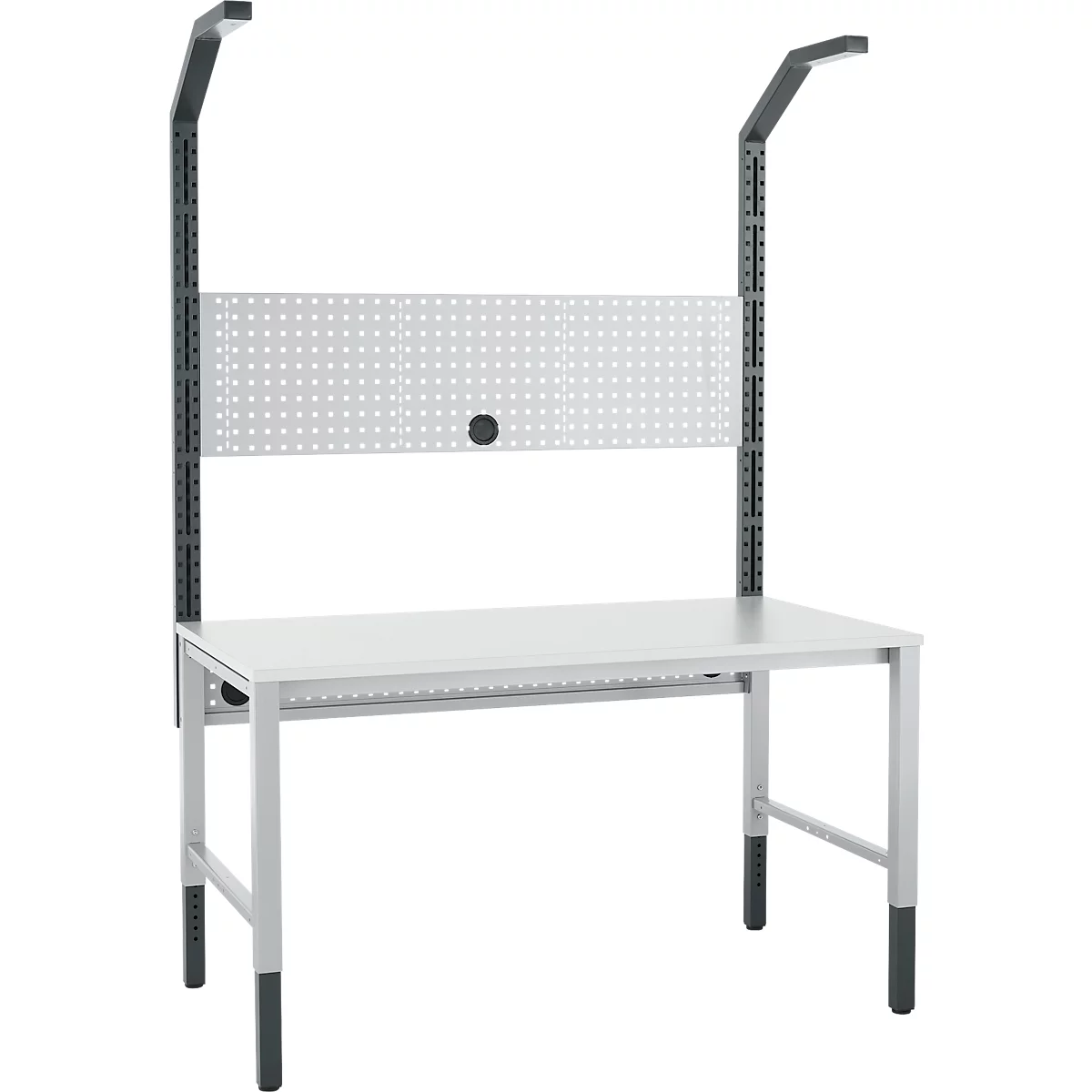 Werkbank met pegboard. Frame, tafelblad en pegboard zijn lichtgrijs. De zwarte steunen houden de lampen vast.