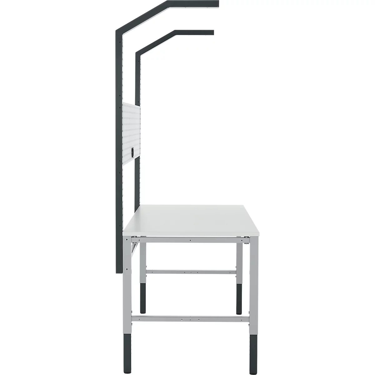 Grijze werkbank met pegboard en beugels; zijaanzicht. Zwarte poten en frame onderdelen.