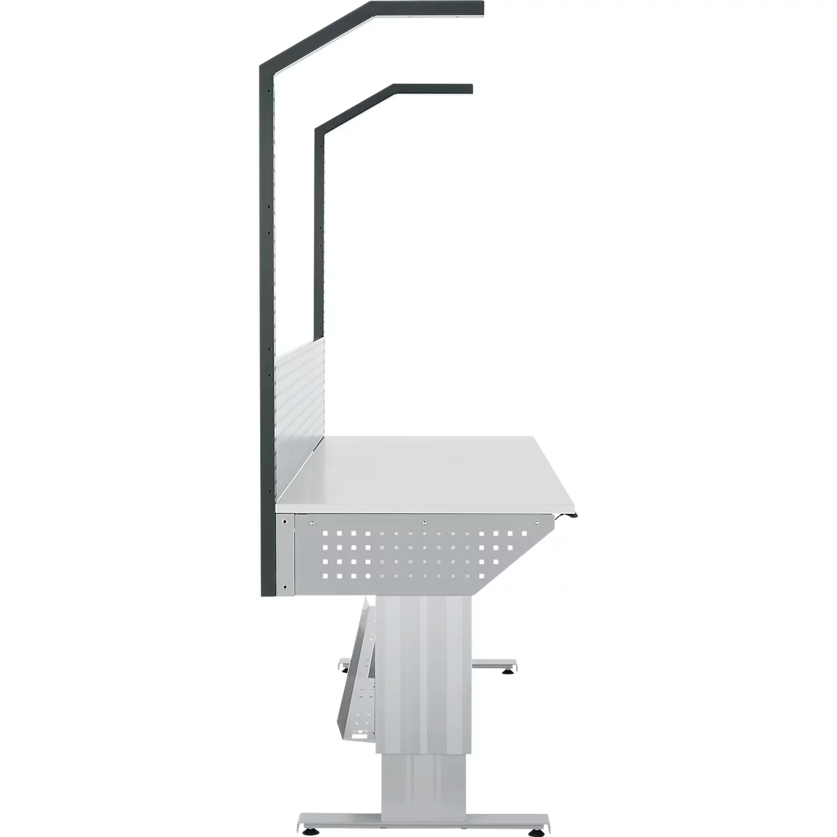 Een in hoogte verstelbaar metalen bureau. Het heeft een wit tafelblad en een geperforeerde voorkant.