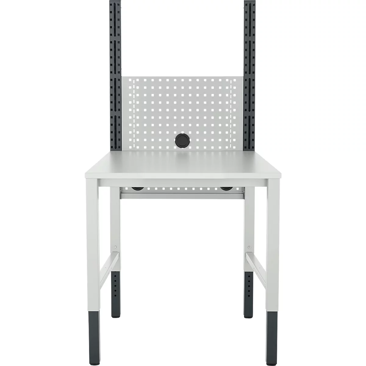 Een witte statafel met een geperforeerd achterpaneel en zwarte beugels.
