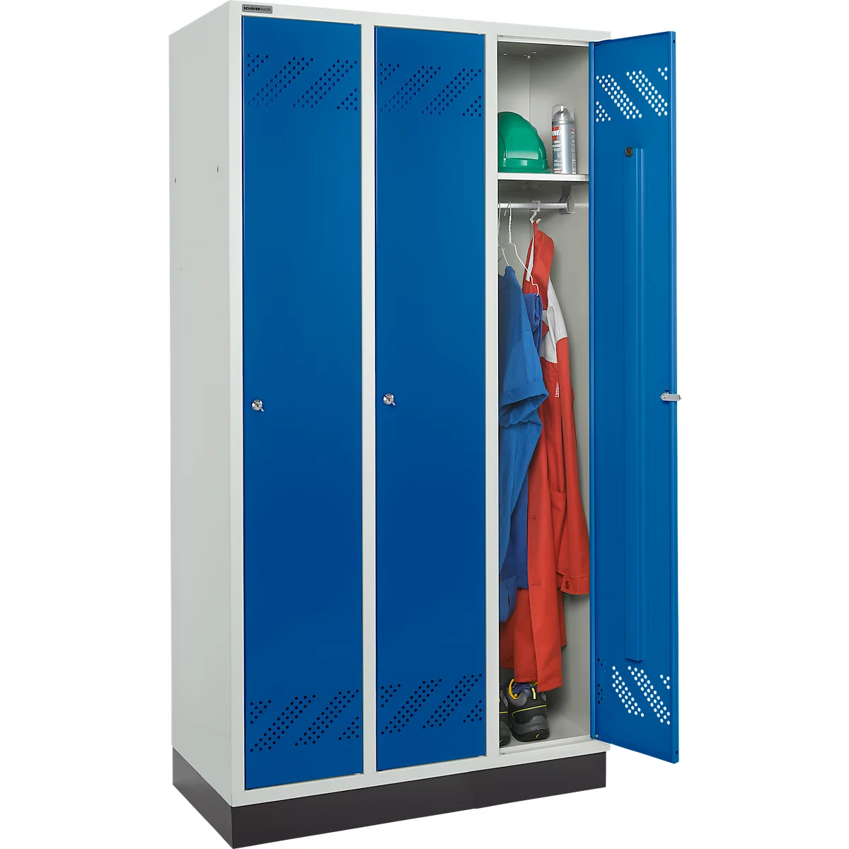 Un armario azul con tres puertas, una de ellas abierta. Dentro del armario hay estantes con casco, aerosoles, ropa y zapatos.