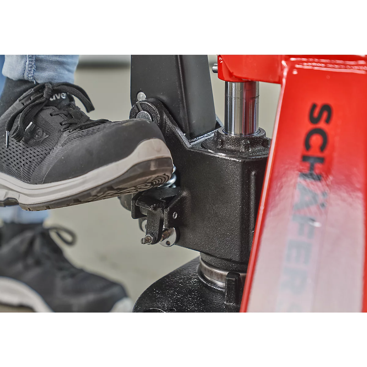 Schäfer Shop Pure Transpalette, commande manuelle de levage, capacité de charge jusqu'à 2000 kg, roulettes pivotantes &amp; fourche, L 1550 x l 540 x H 1230 mm, rouge