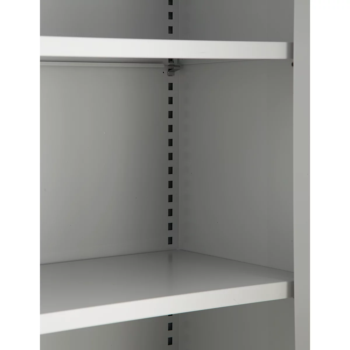 Close-up van een witte kast met planken. Zwarte stippen op de muur markeren de positie van plankbeugels.