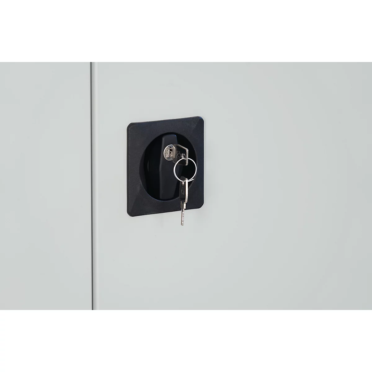 Zwart slot met sleutels op witte kast.