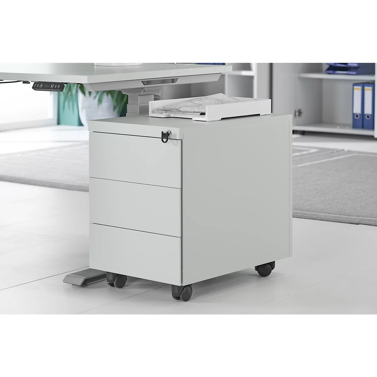 Schäfer Shop Pure verrijdbaar ladeblok, B 390 x D 590 x H 550 mm, 3 schuifladen, greepuitsparing aan de zijkant, afsluitbaar, staal lichtgrijs