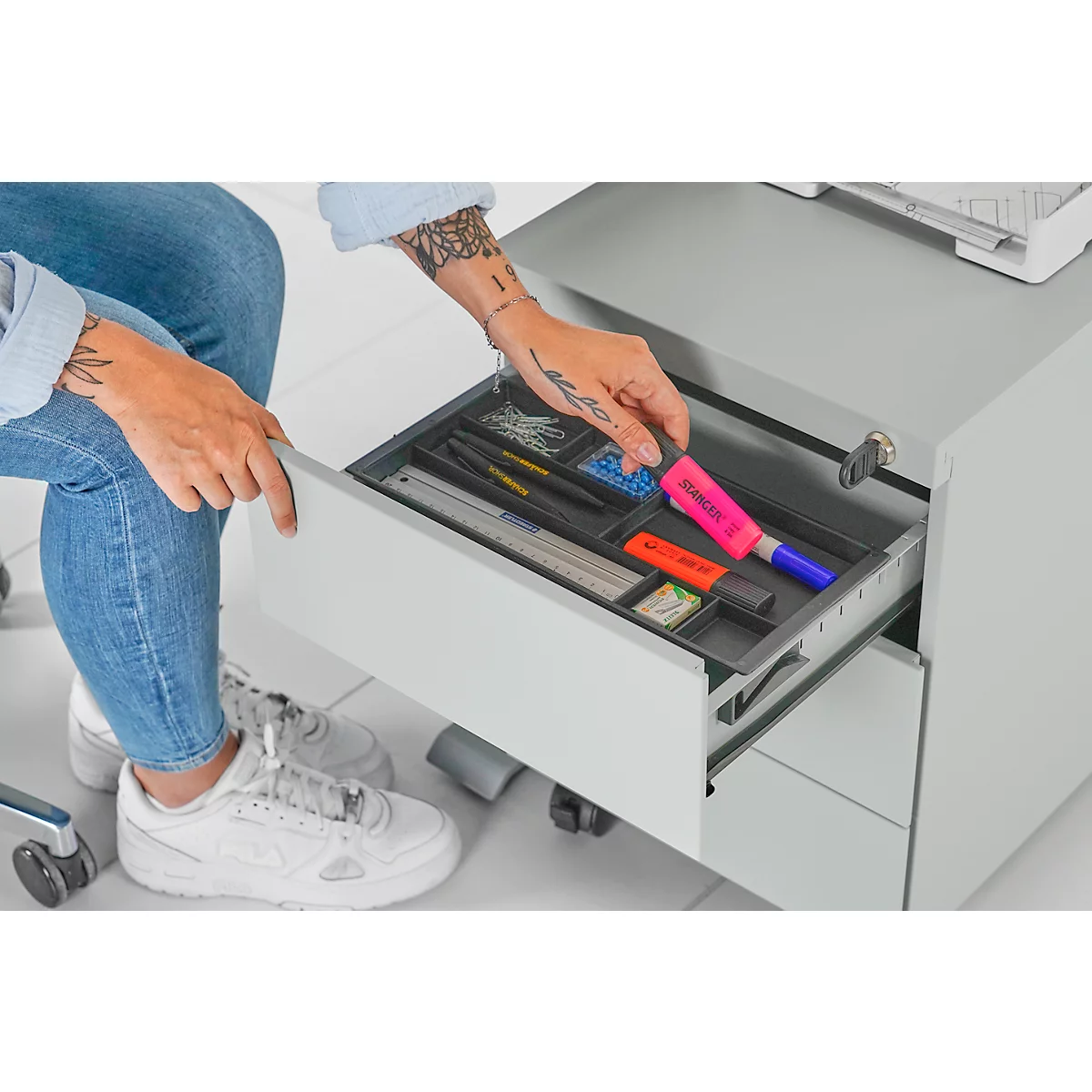 Schäfer Shop Pure verrijdbaar ladeblok, B 390 x D 590 x H 550 mm, 3 schuifladen, greepuitsparing aan de zijkant, afsluitbaar, staal lichtgrijs